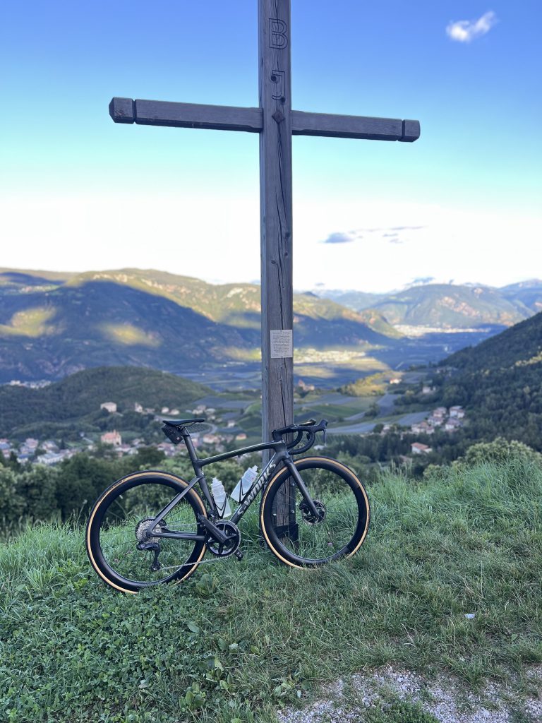 Übertraining im Ausdauersport – Symbolbild Radfahrer am Bergpass